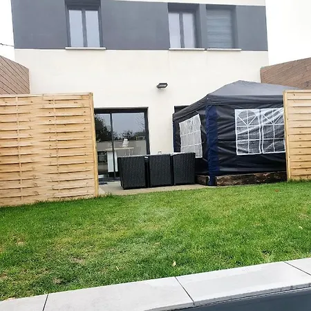 Prázdninový dům Maison Moderne Avec Piscine & Jacuzzi Prives
