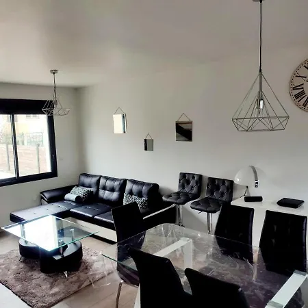Prázdninový dům Maison Moderne Avec Piscine & Jacuzzi Prives *